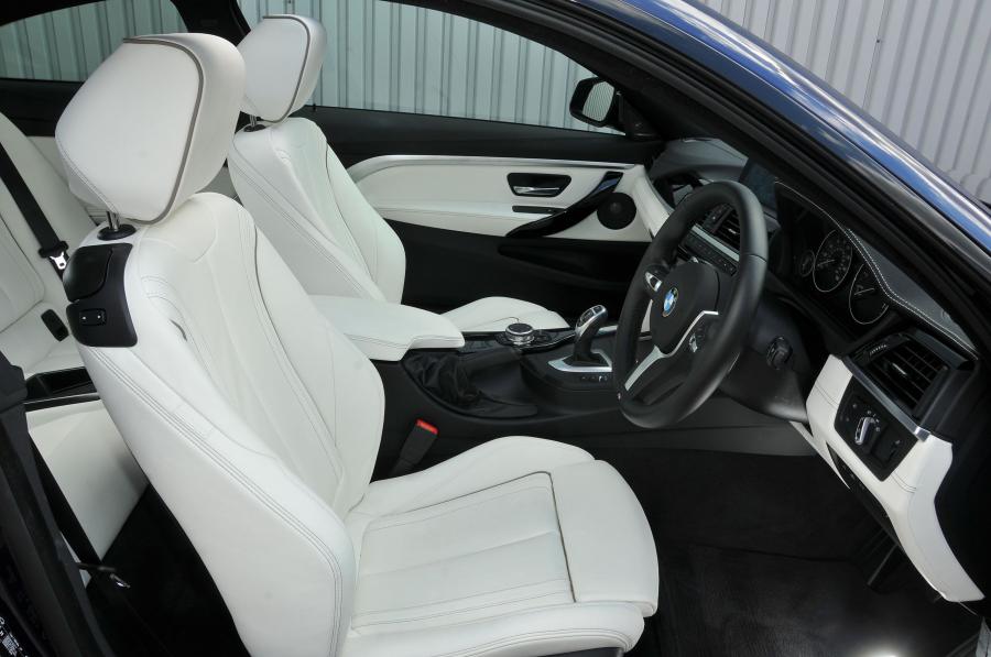 Интерьер BMW 440i Coupe M Sport Package 2016 года  (UK) (фото 10 из 18)